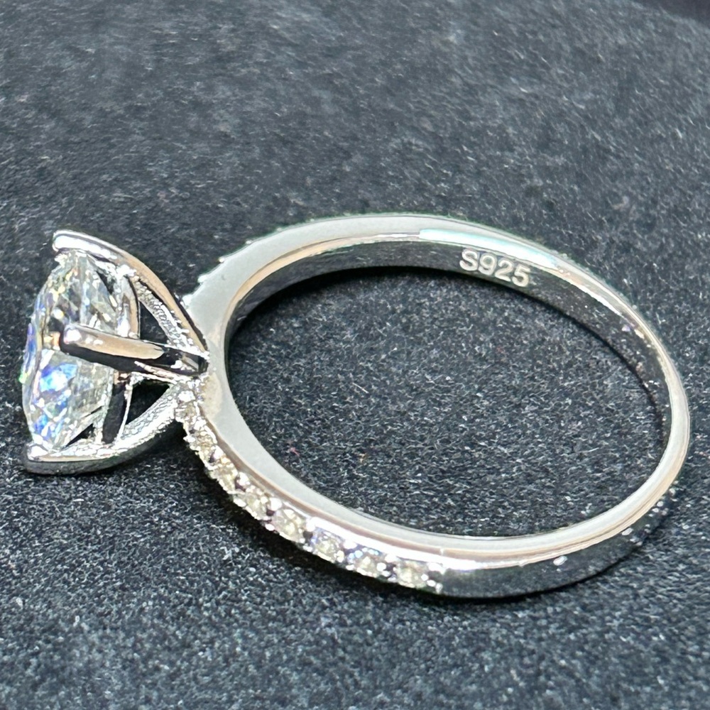 2CT Round Brilliant Cut | VVS1 Moissanite Ring 💍
Size 8
